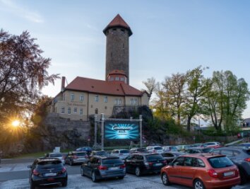 Schloss-Arena: Erstes Autokino in Sachsen startet in die Saison - Das erste Auerbacher Autokino war am 12. Mai 2020 zu erleben. Damals waren etwa 80 Gäste in 40 Autos in der Arena. 