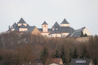 Schloss Augustusburg als frühes KZ in der Nazizeit: Patrizia Meyn lädt zu Auseinandersetzung ein - Hinter diesen Mauern verbargen sich eine Kaderschmiede des NS-Regimes und ein frühes Konzentrationslager.