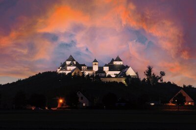 Schloss Augustusburg leuchtet wieder - Seit 1. September erstrahlte Schloss Augustusburg nicht mehr so: Grund war die Energiespar-Verordnung der Bundesregierung. 