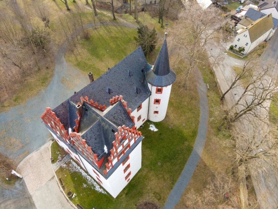 Schloss bekommt neues Dach - Das Dach des Netzschkauer Schlosses wird neu gedeckt