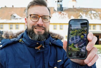 Schloss Blankenhain: Auf Rundgang mit dem Smartphone - Museumsmitarbeiter Christian Hopf demonstriert den neuen Audioguide, den Besucher der Einrichtung ab sofort kostenlos nutzen können.