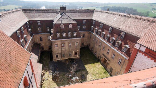 Schloss: Der Landkreis setzt auf reichen Retter - Blick vom Dach der Basilika in den Innenhof von Schloss Wechselburg. Das Bild entstand im Frühjahr 2018. 