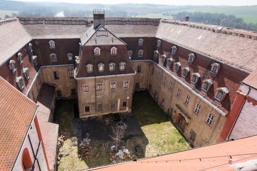 Schloss: Der Landkreis setzt auf reichen Retter - Blick vom Dach der Basilika in den Innenhof von Schloss Wechselburg. Das Bild entstand im Frühjahr 2018. 