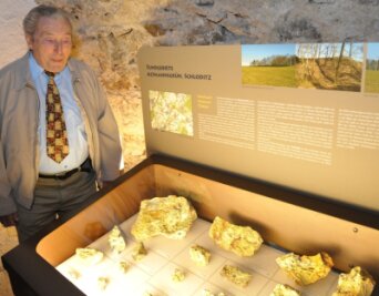 
              <p class="artikelinhalt">Zu den Raritäten in der Sammlung von Edgar Schramm zählen die Funde des Minerals Wavellit im Gebiet Altmannsgrün/Schloditz. Ihnen ist eine Vitrine im neuen Mineraliengewölbe auf Schloss Voigtsberg gewidmet. </p>
            