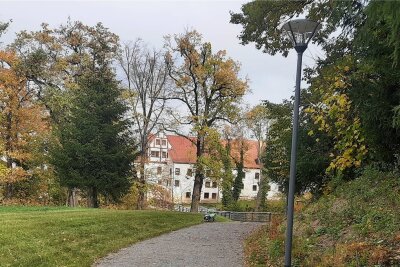 Schloss Glauchau: Weg durch den Park ist fertig - So präsentiert sich der neue Schlossparkweg in Glauchau. Im Hintergrund ist das Schloss zu erkennen.
