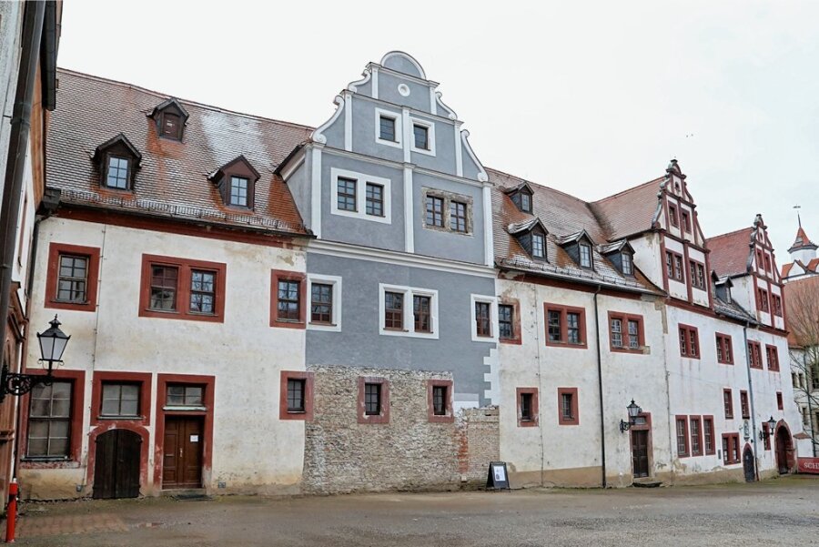 Schloss in Glauchau: Stadtrat legt die Farbe fest - Das Dunkelgrau der Probe am Südflügel im Schloss Forderglauchau wird von Stadt und Denkmalbehörde nicht favorisiert.
