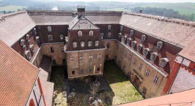 Schloss: Kreis setzt auf reichen Retter - Blick vom Dach der Basilika in den Innenhof von Schloss Wechselburg. Das Bild entstand im Frühjahr 2018. 