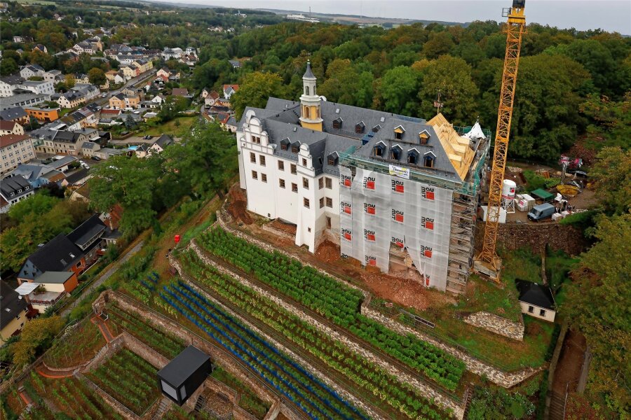 Schloss Lichtenstein: Erstmals Termin für Eröffnung des Luxushotels genannt - Das Lichtensteiner Schloss aus der Vogelperspektive, anlässlich des Richtfestes fotografiert aus einer Gondel am Baukran.