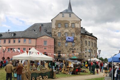 Schloss Mühltroff soll im Sommer zum Leben erweckt werden - So ein Trubel am und im Mühltroffer Schloss ist selten. Am 8. Juni soll wieder groß gefeiert werden.