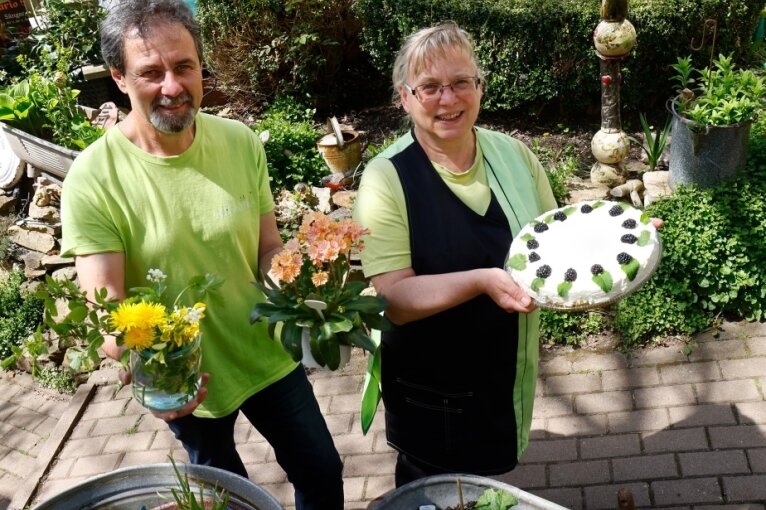 Angela und Dietmar Schmidl bereiteten auf dem Kräuterberg Blühendes und Leckeres für die vielen Besucher vor. 