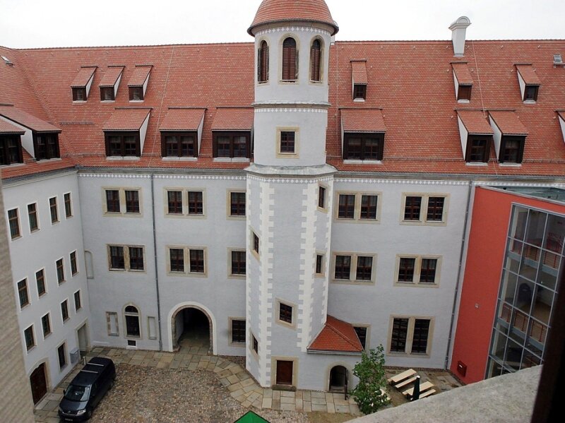 Schloss Osterstein: Wunder geschehen - 
              <p class="artikelinhalt">Blick in den Innenhof 2008: Der graue Himmel täuscht. Nach zwei Jahren Bauzeit erstrahlt das Schloss Osterstein in neuem Glanz. </p>
            