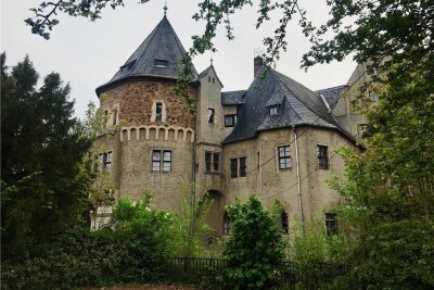 Schloss Reinsberg vor Verkauf: Statt Rechtsextremen kommen Wissenschaftler - Die Ursprünge von Schloss Reinsberg gehen bis in das 13. Jahrhundert zurück. Nach jahrzehntelangem Verfall könnte es jetzt wieder Glanz erhalten: Die Gemeinde will es an eine Investorin aus Potsdam verkaufen.