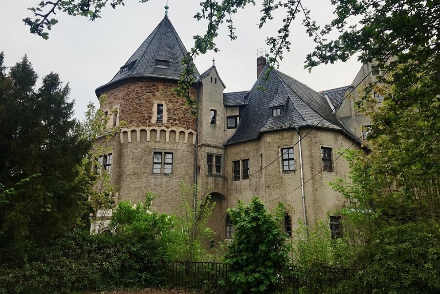 Die Ursprünge von Schloss Reinsberg gehen bis in das 13. Jahrhundert zurück. Nach jahrzehntelangem Verfall könnte es jetzt wieder Glanz erhalten: Die Gemeinde will es an eine Investorin aus Potsdam verkaufen.
