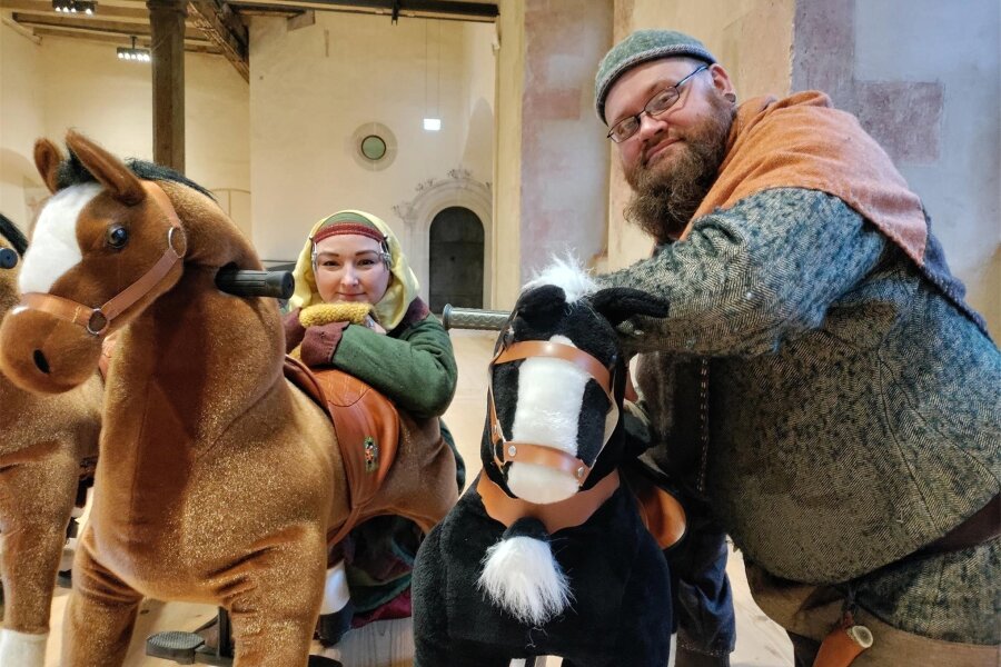 Schloss Rochlitz: Das sind die Highlights 2024 - Auf diesen Pferden kann in Schloss Rochlitz zum Beispiel in den Winterferien geritten werden. Natascha Dobos und Toni Kästner gestalten regelmäßig Veranstaltungen im Schloss mit.