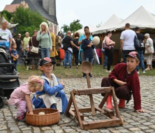 Schloss Rochlitz: Gekreuzte Klingen und ein Mini-Katapult - Die jüngsten Besucher konnten mit Armbrust oder auch Katapult ihre Treffsicherheit testen.