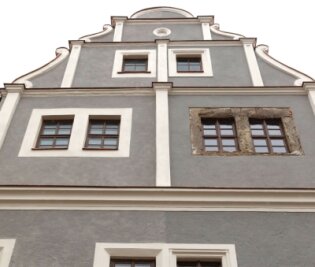 Schloss-Sanierung wird erheblich teurer - Die Fassadenprobe zeigt zwei Varianten der Sanierung, eine originalgetreue (links) und eine preiswerte.