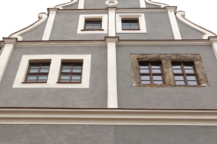 Die Fassadenprobe zeigt zwei Varianten der Sanierung, eine originalgetreue (links) und eine preiswerte.