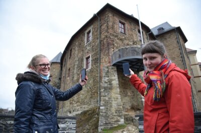 Schloss Voigtsberg bietet jetzt eine digitale Schnitzeljagd an - "Freie Presse"-Mitarbeiterin Nicole Tußler (links) und Martha Neupert (rechts), Museumspädagogin auf Schloss Voigtsberg, testen die interaktive Schnitzeljagd mit ihrem Smartphones.