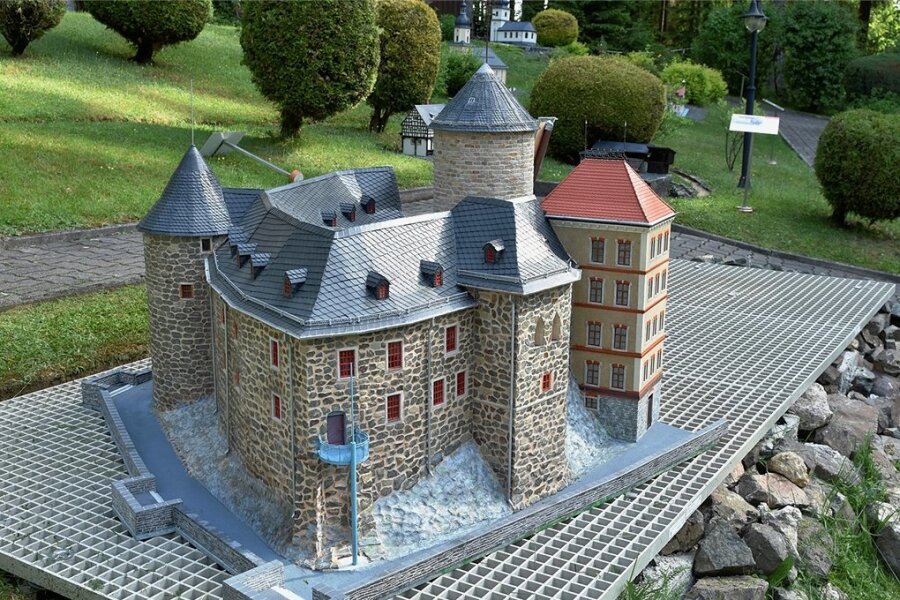 Schloss Voigtsberg: Neues Modell steht im Klein-Vogtland - Der Altteil von Schloss Voigtsberg Oelsnitz samt Burgfried ist nach komplettem Neubau wieder in der Miniaturschaulage Klein-Vogtland in Adorf als Modell zu sehen.