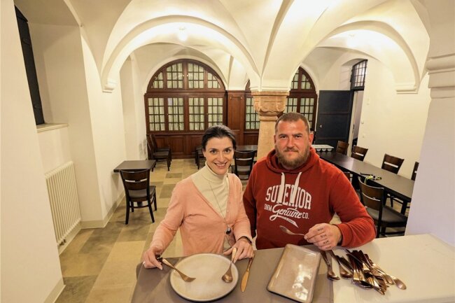 Schloss Waldenburg bekommt erstmals ein Restaurant - Ina Klemm und Nico Nüßner zeigen das Geschirr und das Besteck des künftigen "Lory 1880".