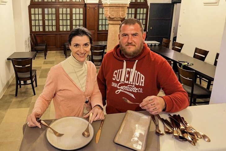 Schloss Waldenburg bekommt erstmals ein Restaurant - Ina Klemm und Nico Nüßner zeigen das Geschirr und das Besteck des künftigen "Lory 1880".
