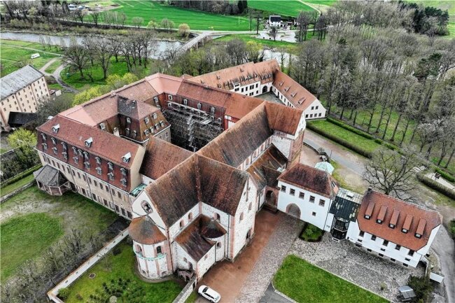 Schloss Wechselburg Am Dach wird gearbeitet aber ein Retter fehlt