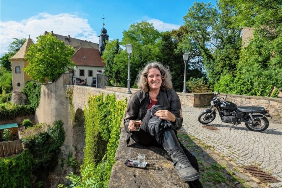 Schlossherrin mit Biker-Herz - Deborah Hey vor Schloss Mutzschen, das sie für einen symbolischen Euro gekauft hat. 