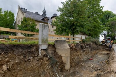 Schlossmauer Falkenstein: Start zur Sanierung des letzten Abschnitts - Die Sanierung des dritten Abschnitts der Schlossmauer hat begonnen. Zurzeit wird das Fundament vorbereitet.