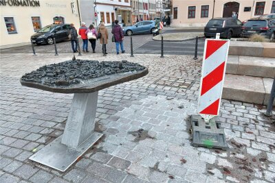 Schlossplatz in Freiberg: Wo bleibt die Skulptur? - Neben dem bronzenen Stadtmodell von Freiberg soll eine Figur aufgestellt werden.