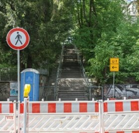 Schloßteich: Neubau ersetzt marode Treppe - Hier ist ein Umweg nötig. 