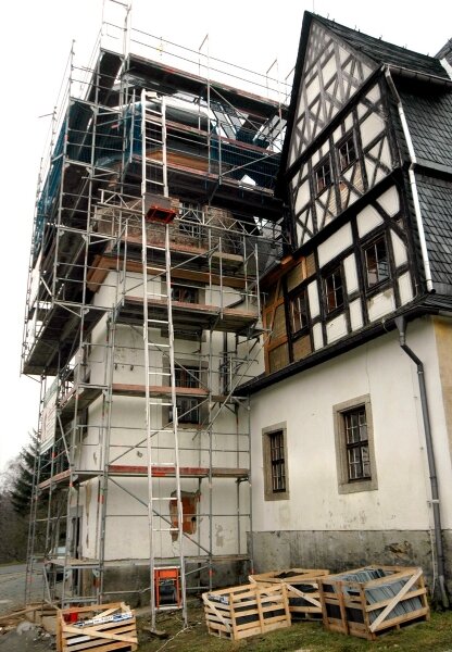 Schlossturm erhält Kur - 
              <p class="artikelinhalt">Gegenwärtig wird der Turm am Treuener Schloss unteren Teils saniert. Risse und morsches Gebälk haben ihm zugesetzt. </p>
            