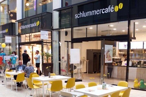 Schlummersack-Shop neu in Leipzig - Auf 512 Quadratmeter vertreibt Karina Grassy in der Leipziger Messehofpassage ab sofort nicht nur Textilprodukte, sondern auch Kaffee. 