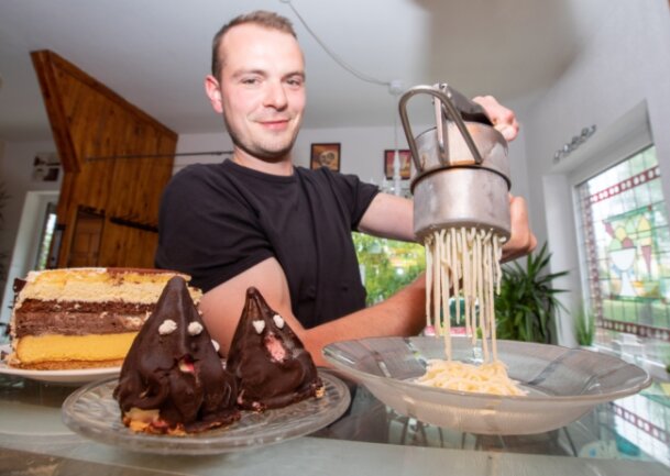 Im Plauener Ortsteil Reusa bietet Alexander Feitisch hausgemachtes Spaghettieis und seine Eisschlümpfe an.