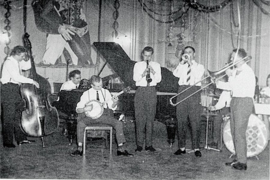 Schlussakkorde der "Hot and Blue Jazz Band" aus Meerane - Die "Jazz Babies Jena" beim Klinikerball im Jahr 1964. 