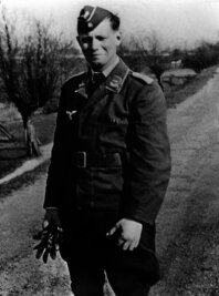 Schmaler Grat: Die Bundeswehr und ihre Traditionspflege - Helmut Schmidt im Frühjahr 1940 als Leutnant der Luftwaffe an einem unbekannten Ort. Dieses Foto hing bislang als Bild in der Bundeswehr-Universität in Hamburg und wurde jetzt entfernt.
