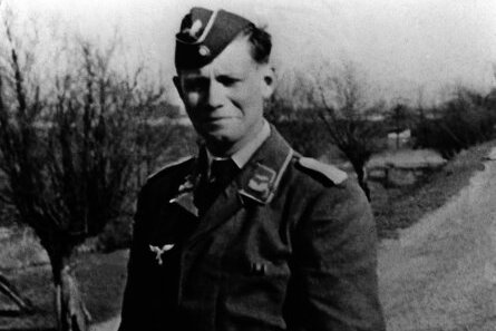 Schmaler Grat: Die Bundeswehr und ihre Traditionspflege - Helmut Schmidt im Frühjahr 1940 als Leutnant der Luftwaffe an einem unbekannten Ort. Dieses Foto hing bislang als Bild in der Bundeswehr-Universität in Hamburg und wurde jetzt entfernt.