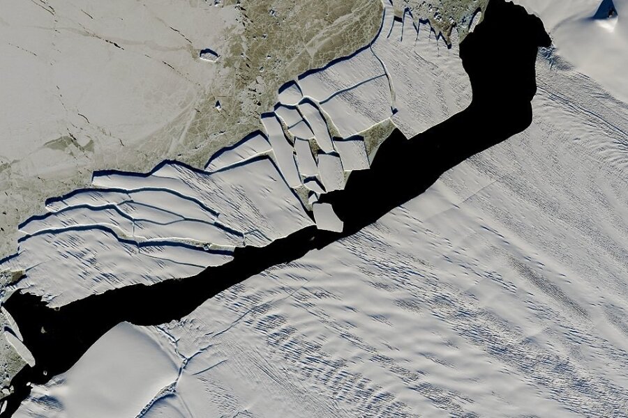 Das Satellitenbild zeigt die Fragmente eines Eisbergs, der sich vom Pine-Island-Gletscher gelöst hat. In den kommenden 200 Jahren könnte allein der Pine-Island-Gletscher in der Antarktis gut fünf Zentimeter zur Erhöhung des weltweiten Meeresspiegels beitragen. 