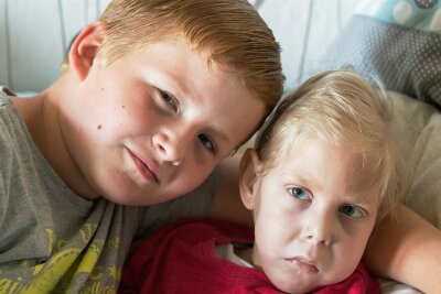 Schmerzhafte Krampfanfälle: Großrückerswalder Familie sucht Pflegerin für schwerbehindertes Kind - Vince und Theo Hugo Tippmann. 