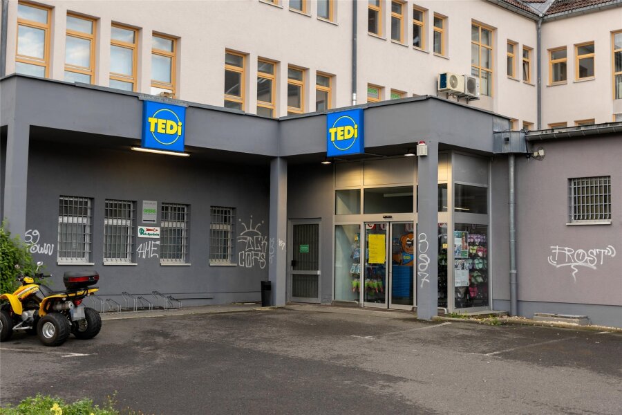Schmierereien in Rodewisch beschäftigen Polizei: Elf Schriftzüge an Tedi-Fassade - Elf Schriftzüge sind es quer über die Fassade.