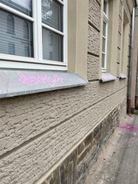 Schmierfinken hinterlassen rosa Spur in Schwarzenberger Altstadt - Zum Glück blieb der Putz der Fassade verschont. 