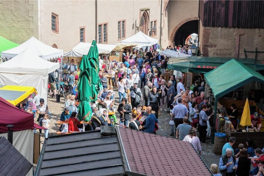 Schmuck, Keramik und feine Kleider auf Schloss Rochlitz - Zahlreiche Besucher lockte der Kunsthandwerkermarkt in bisherigen Jahren zum Schloss Rochlitz, hier 2018. 