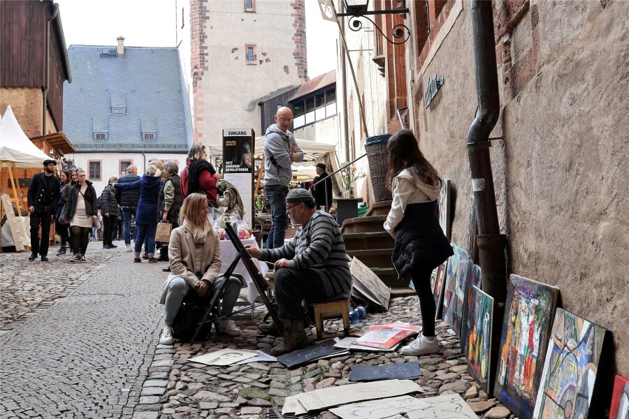 Schmuck, Seife und Co.: Kunsthandwerkermarkt ist zurück in Rochlitz - Auch letztes Jahr lockte der Markt hunderte Besucher an.