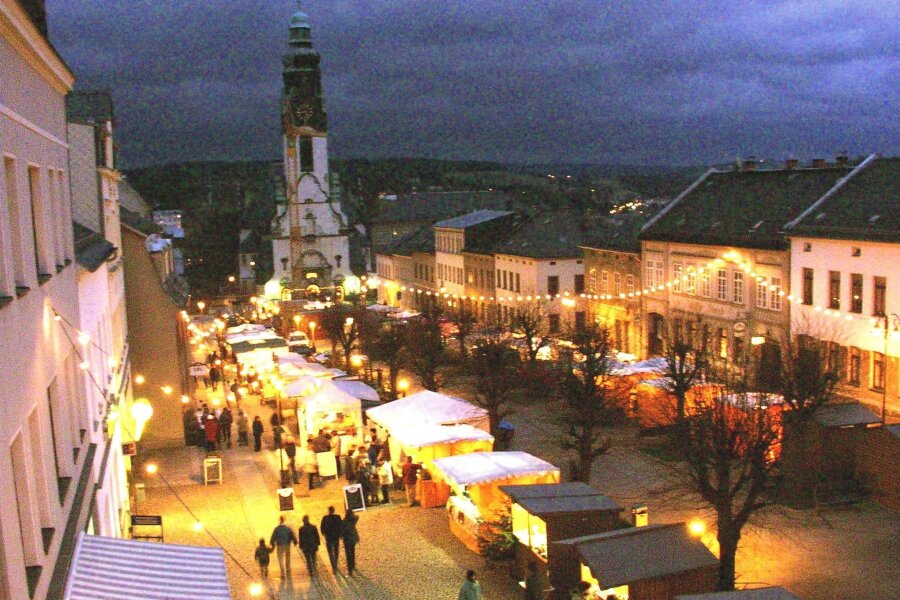 Schmück-mich-Aktion startet in Adorf wieder - Auf dem Adorfer Markt, in Hellgasse und Freiberger Straße ist am dritten Adventswochenende Weihnachsmarkt.