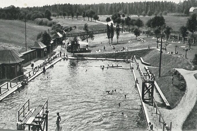 Schnappschüsse aus 100-jähriger Historie des Bades gesucht - Die Postkarte mit einer Ansicht des Leubnitzer Freibades stammt aus dem Jahr 1927. Das Bad wird 100 Jahre alt. 