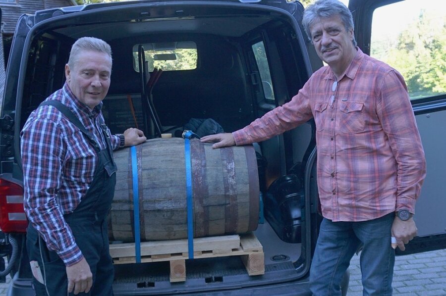Schneckenstein: Whisky wird im Bergwerk eingelagert - Wolfgang Lückert (links) und Thomas Engler mit dem 100-Liter-Fass Whisky für das Schaubergwerk Grube Tannenberg.