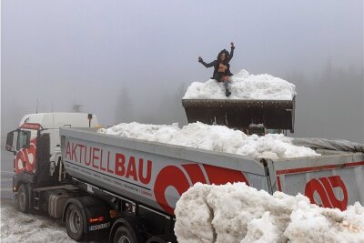 Schnee fürs Nacktrodeln in Wolmirsleben kommt vom Fichtelberg - Model Nina, die am Sonnabend auch am Nacktrodeln teilnimmt, hat sich am Freitag in Oberwiesenthal schon mal von der Qualität des Schnees überzeugt.