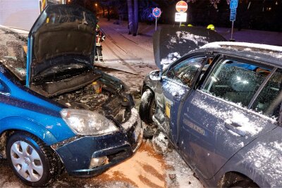Schnee in Chemnitz: Glätteunfälle und Busstau - Am Dienstagabend fuhr auf der Heinrich-Lorenz-Straße ein Opel in einen VW.