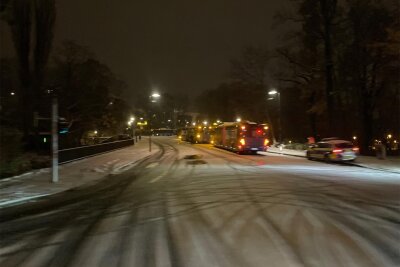 Schnee in Chemnitz: Glätteunfälle und Busstau - Mehrere Busse schafften es am Dienstagabend wegen Schnee und Glätte nicht auf den Kaßberg.
