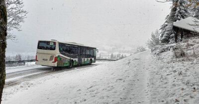 Schnee in den Bergen, in Plauen Regen - Der Bus am Aschberg kämpfte am Montag mit einer schneebedeckten Straße. 