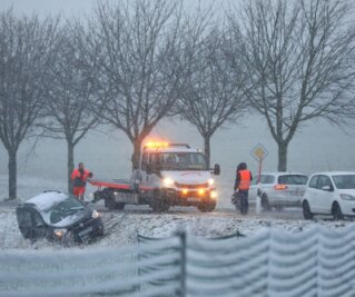 Schnee lässt Autos rutschen - 